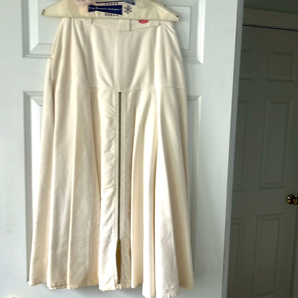 Not available til April

Ladies winter white skirt - Picture 3 of 4